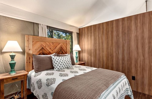 Zirconia Cabin | Luxury Tree Tent with Soaking Tub & Pizza Oven Near Waterfalls, Zirconia, North Carolina