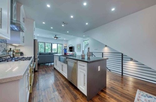 Southtown House | Luxury Urban Oasis in Lavaca with Rooftop Deck