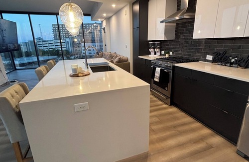 Westside Apartment | Luxury West Midtown 3br Skyrise Floor to Ceiling Views