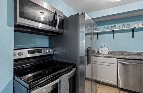 San Jacinto House | M Avenue Trio | Whole Historic Triplex Sleeps 19 Walk to Galveston Beach