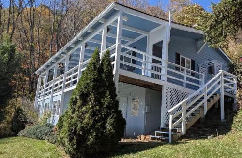 Maggie Valley House | Maggie Valley Cabin - Hot Tub - Spectacular Views - Sleeps 7