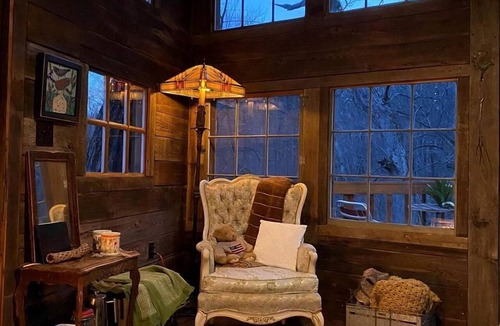 Excelsior Springs Cabin | Magical Tree House Rental near Kansas City for Glamping in Missouri