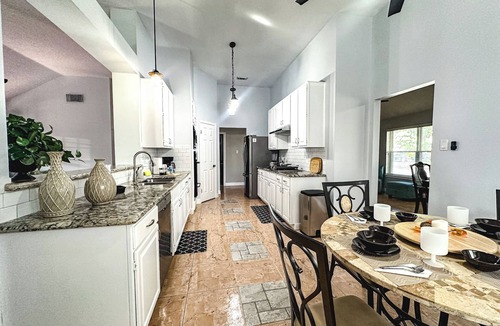Atascocita House | Maple House Summer Backyard retreat W/Hot Tub, Near IAH