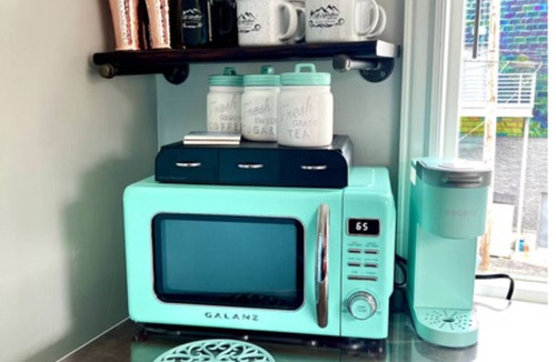 Seward Apartment | Marathon Historic Apartments-Retro 50's -Heart of Downtown-1 bedroom-sleeps 4
