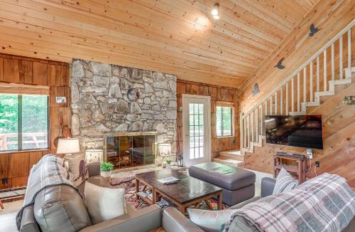 Wolf Laurel House | Mars Hill Cabin w/Pool Table ~ 2 Mi to Wolf Ridge