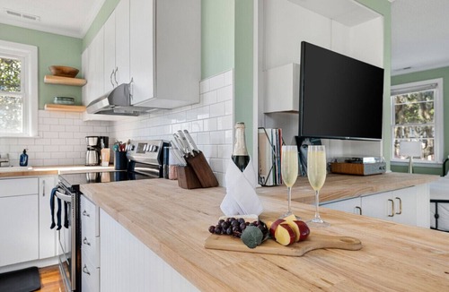 Charleston Cottage | Marsh Front and only 5 mins to Downtown Charleston