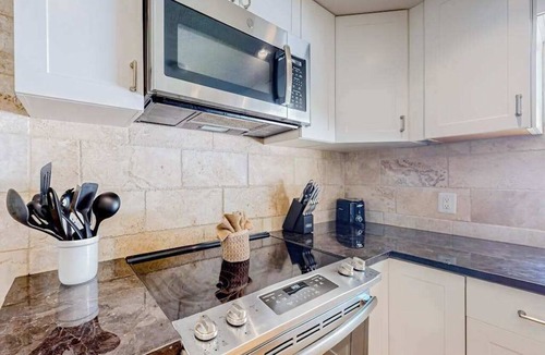 Bayou Oaks House | Mellow Memories Sun-filled house in Sarasota with al fresco dining & hammock