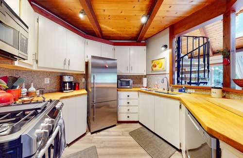 Mendocino House | Mendocino Cozy Cabin-Large Patio, Grill & Garden
