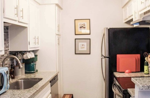 Brentwood Condo | Mid-Century Modern Flat near Downtown
