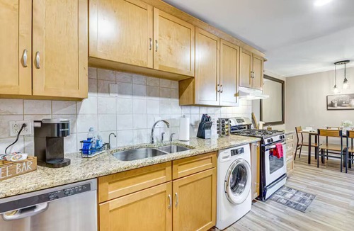 Peachtree Center Condo | Mid Town 2BR Apartment with Pool Access/Free Parking