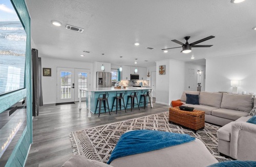 Crystal Beach House | Mins to Beach with Private Pool, Fire Pit & Tiki Bar Sleeps 12