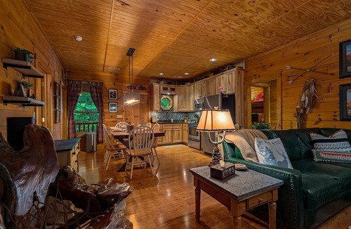 Townsend Cabin | Mins to Cade's Cove! Dreamy Cabin and Outdoor Oasis! Hot Tub & Firepit!
