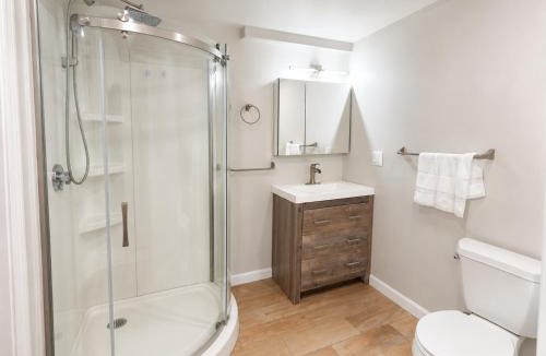 Revere Apartment | Modern 2 Bed 2 Bath Walk to Beach and Train 15 min Airport 25 min to Salem