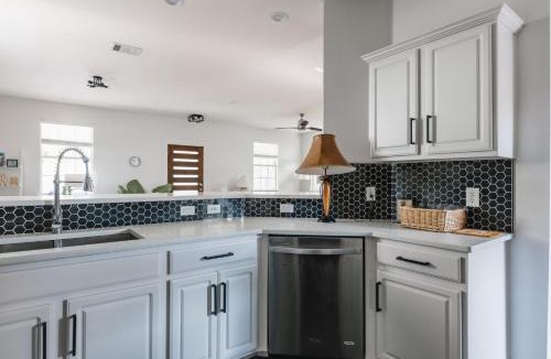 East Cesar Chavez House | Modern 2-Story Cowboy Pool Retreat Walk to 6th St & Downtown