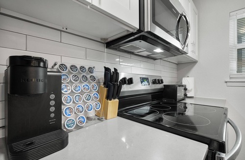 Hyde Park Apartment | Modern 2BR Near UT | Hyde Park | Evonify 3433