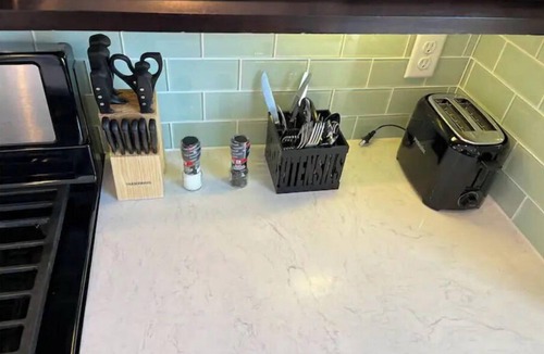 East Downtown Houston House | Modern 3 BR 4 BA! ♨️Hot Tub along with Putting Green ♨️ EaDo Houston