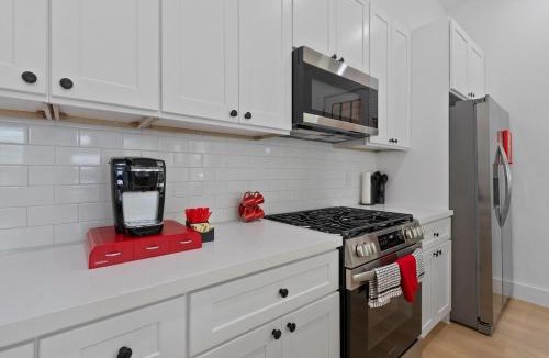 Southeast Houston Villa | Modern 3BR Oasis- 10 Mins to Med Center & NRG, 12 Mins to Downtown