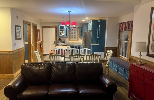 Branson Cottage | Modern 4BDR/3BA Cottage at fabulous Stormy Point.