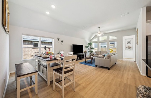 Friendswood House | Modern 4BR 3BA Home, Minutes to NASA, Downtown & Galveston