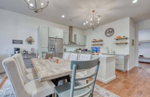 Tobin Hill House | Modern 4BR Town Home - Walk to Pearl/Riverwalk