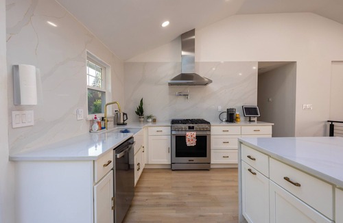 Salem House | Modern and spacious home with Private Yard in Salem- parking included