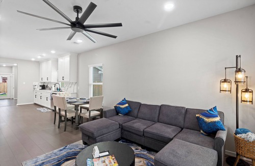 San Jacinto House | Modern/Beachy 3-bedroom house, close walking to beach, close driving to Strand