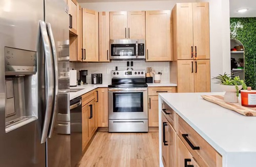 Arrowood House | Modern Cabin Vibes – 10 Min to Uptown + Airport