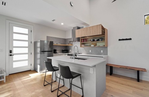 Brentwood House | Modern Casita