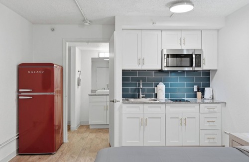St. Johns Apartment | Modern Centro studio with cozy finishes