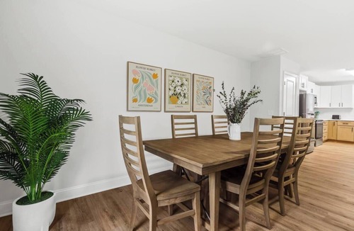 Taylors House | Modern & Comfy, Private Deck | 10 min to Paris Mtn + Greenville | Sleeps 6