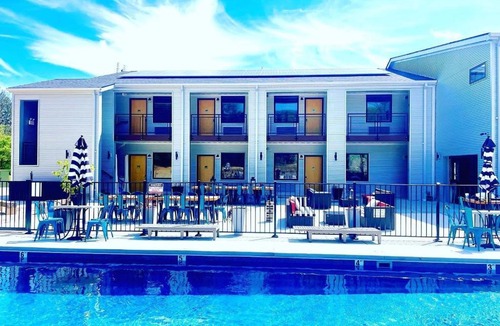 Pacific Hotel | Modern Family suite for 5 near St Louis with pool