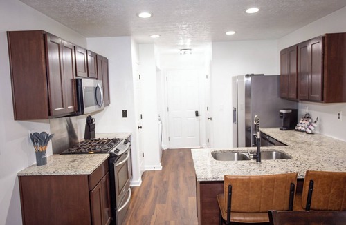 Covington House | Modern Gathering House - Fire Pit - Ice Coffee - Near Atlanta - Sleeps 8