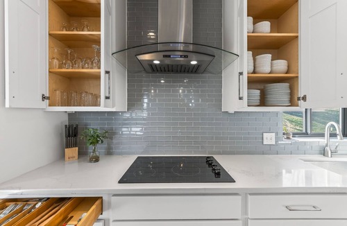 Riverside House | Modern Home 4 Bedrooms and 4 Private Bathrooms 5 min from Morton Amphitheater