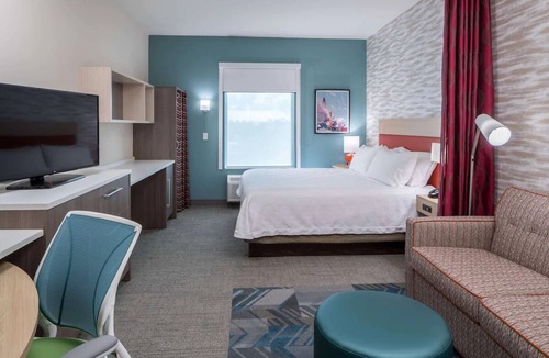 Port Canaveral Hotel | Modern King Studio w/Kitchen & Pool Bar | 1 mi to Port Canaveral