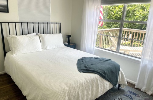 Pirates Beach House | Modern Pirates' Beach Bungalow - 5 Minute Walk to Beach