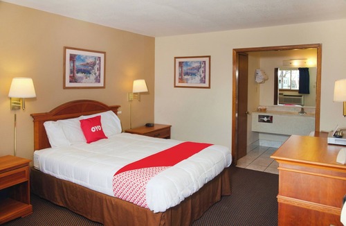 Guymon Hotel | Modern Room for Couples – Great Value off Highway 54!