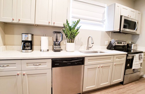 East Central House | MONTHLY PROMO-New Remodel Sugarhouse Gem+Fenced Yard+Spa+Gazebo+Fiber Internet!