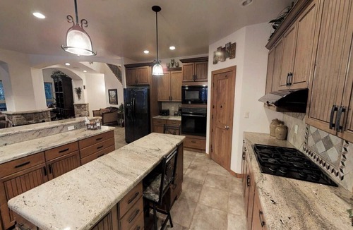 Red River House | Moon River - Newly Renovated - On the River - Secluded - Washer/Dryer - Hot Tub