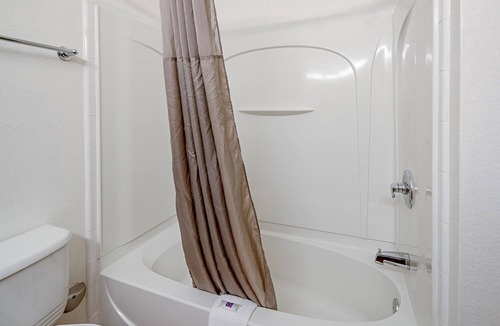 Midtown Anchorage Hotel | Motel 6 Anchorage, AK - Midtown