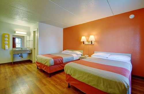 Chicopee Hotel | Motel 6 Chicopee, MA - Springfield