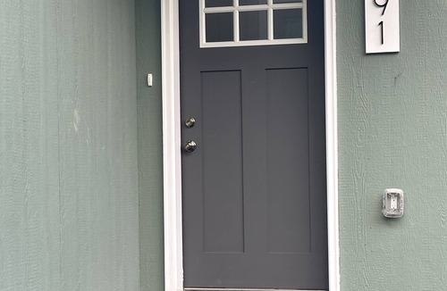 Knik-Fairview Apartment | 'Mother-In-Law' apartment in rural neighborhood.King bed, Kitchenette, fullbath.