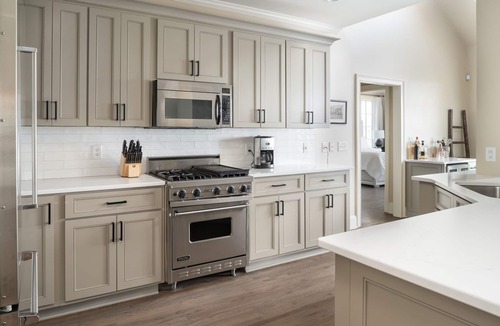 Clayton House | Mountain, Golf & Lake Burton Views! Hot Tub. Gated. 12 beds.
