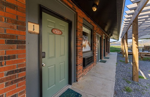 Wears Valley Apartment | Mountain Laurel | King Suite for 2 | Wears Valley