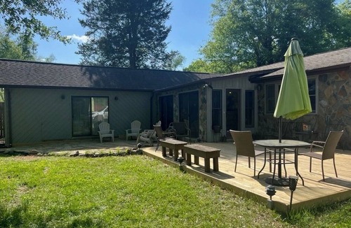 Hickory House | Mountain Mist lakefront cabin in Hickory - close to many attractions!