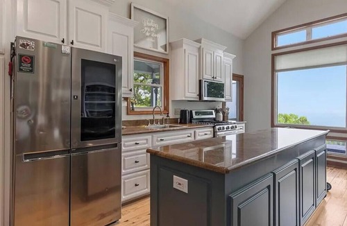 Cliff Ridge Colony House | Mountain-top retreat with breathtaking mountain & valley views. Pet Friendly.Dec
