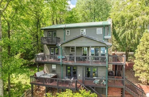 Walnut Mountain Cabin | Mountain View Cabin with Hot Tub, Game Room & Resort Pool