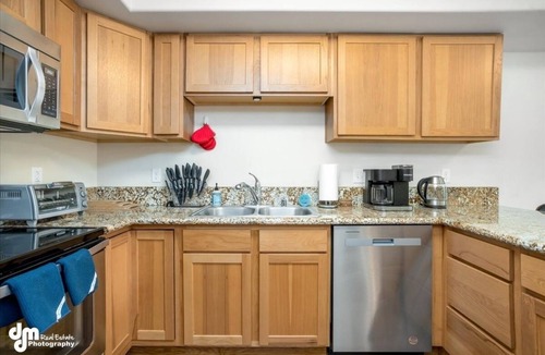 Knik-Fairview House | Mountain View Haven - Luxe Townhouse with King Suite & Warm Garage