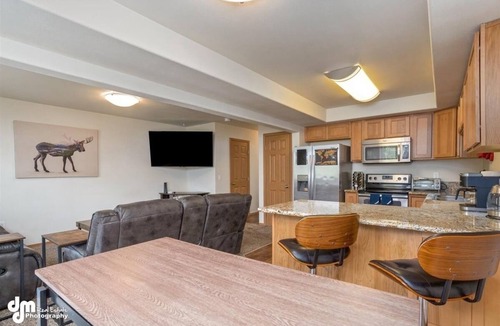 Knik-Fairview House | Mountain View Haven - Luxe Townhouse with King Suite & Warm Garage