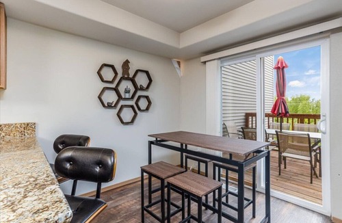Knik-Fairview House | Mountain View Haven - Luxe Townhouse with King Suite & Warm Garage