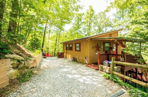 Almond Cottage | Mountain Views Hot Tub Family Cabin